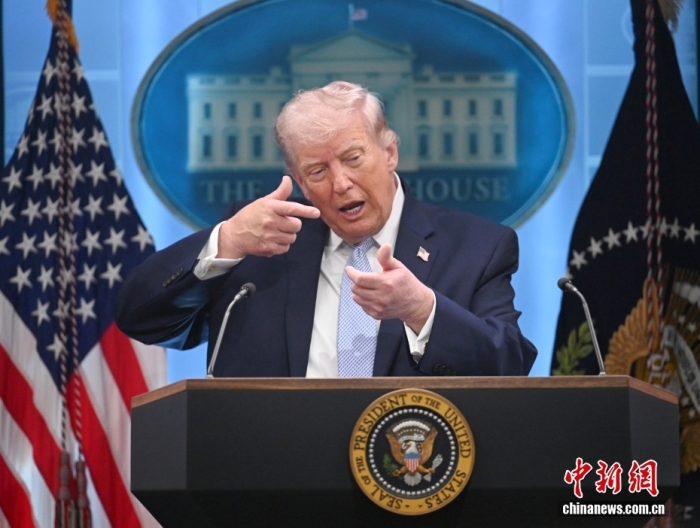 本地时期4月6日，华衰顿，好邦领袖特朗普便伊朗战事正在黑宫举办记者会。中新社记者 旧孟统 摄